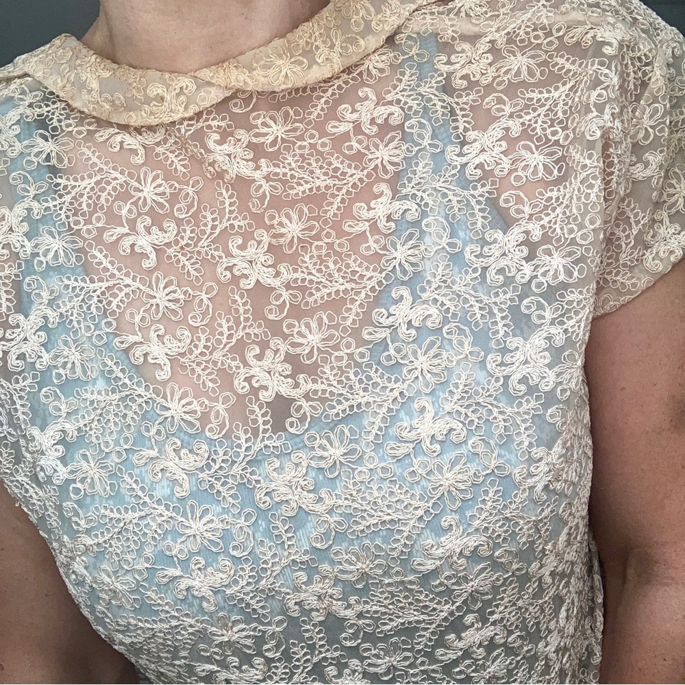 Antique beige lace Peter Pan collar pearlized button short sleeve scallop blouse